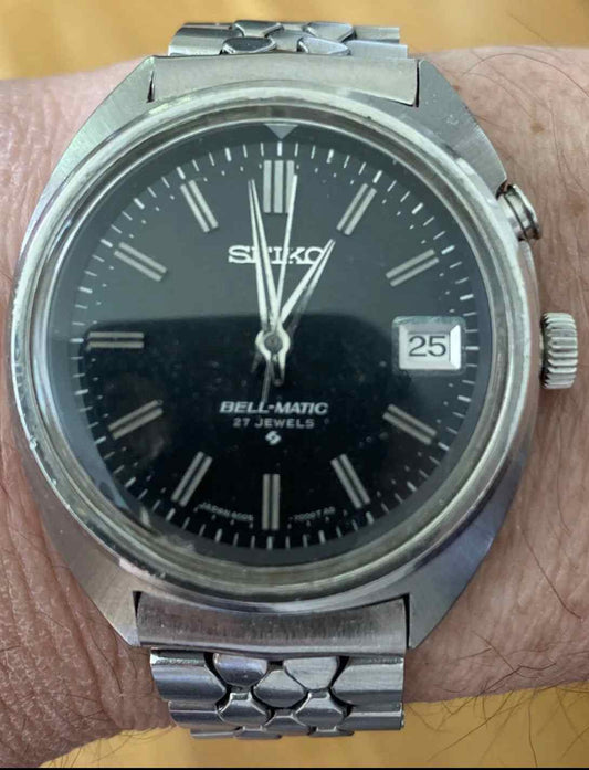 SEIKO BELL MATIC 4005 7000 with 27 jewels and Stelux bracelet, features black dial, service paperwork included.