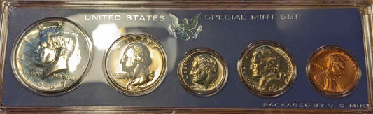1967 US Mint uncirculated coin set with BU coins in original condition.