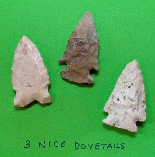 Three Native American corner-notched dovetail arrowheads in chert and flint for display collection